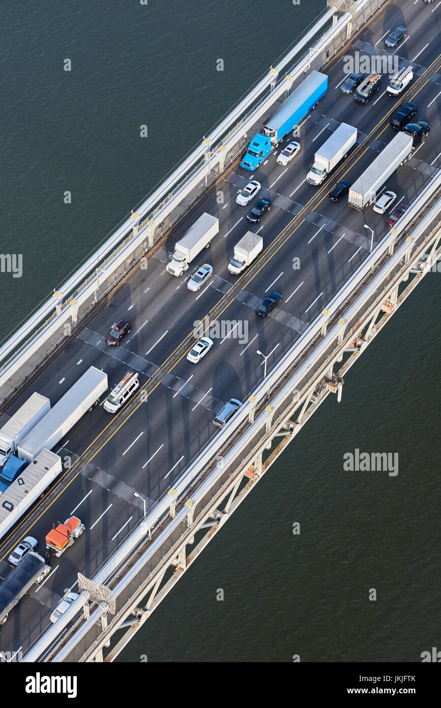 Ee.Uu., la ciudad de Nueva York, el tráfico procedente de Fort Lee, cruzando el río Hudson, vista aérea Foto de stock