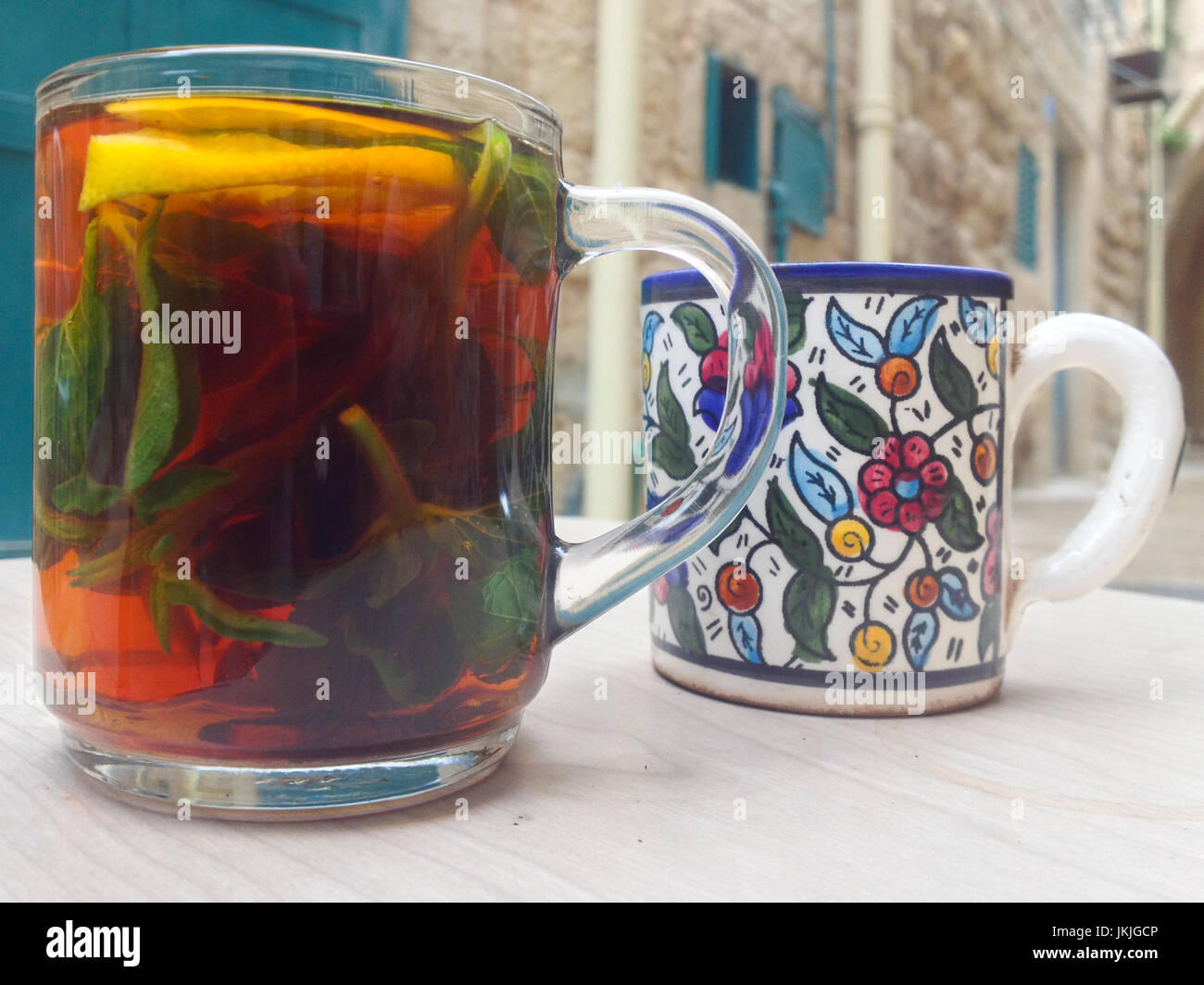 La taza de café de cerámica y vidrio taza de té turco sobre la mesa de madera en carretera turco Foto de stock