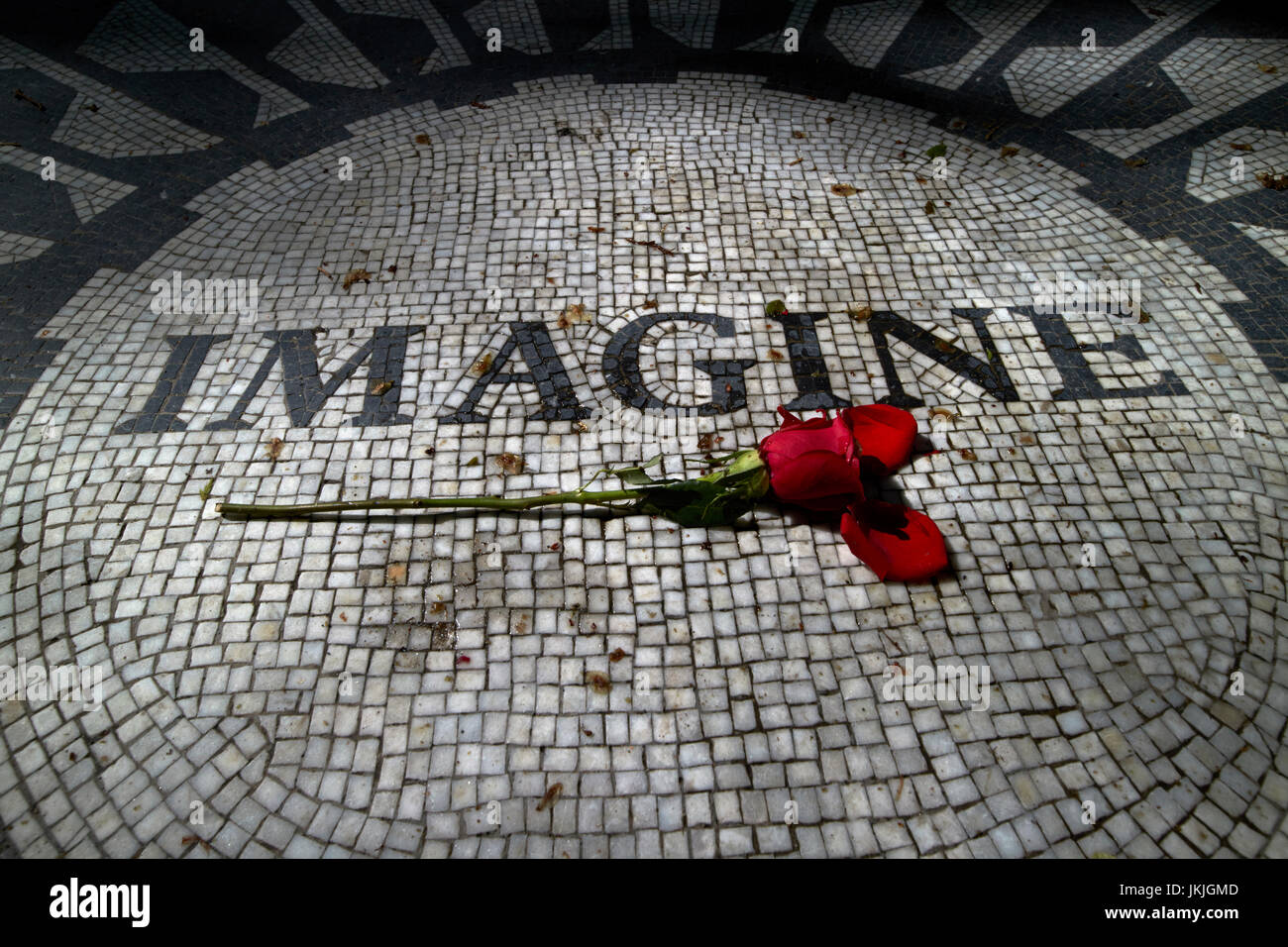 Una rosa roja sobre la imagine mosaico dedicado a John Lennon en Central Park, Nueva York, Estados Unidos Foto de stock