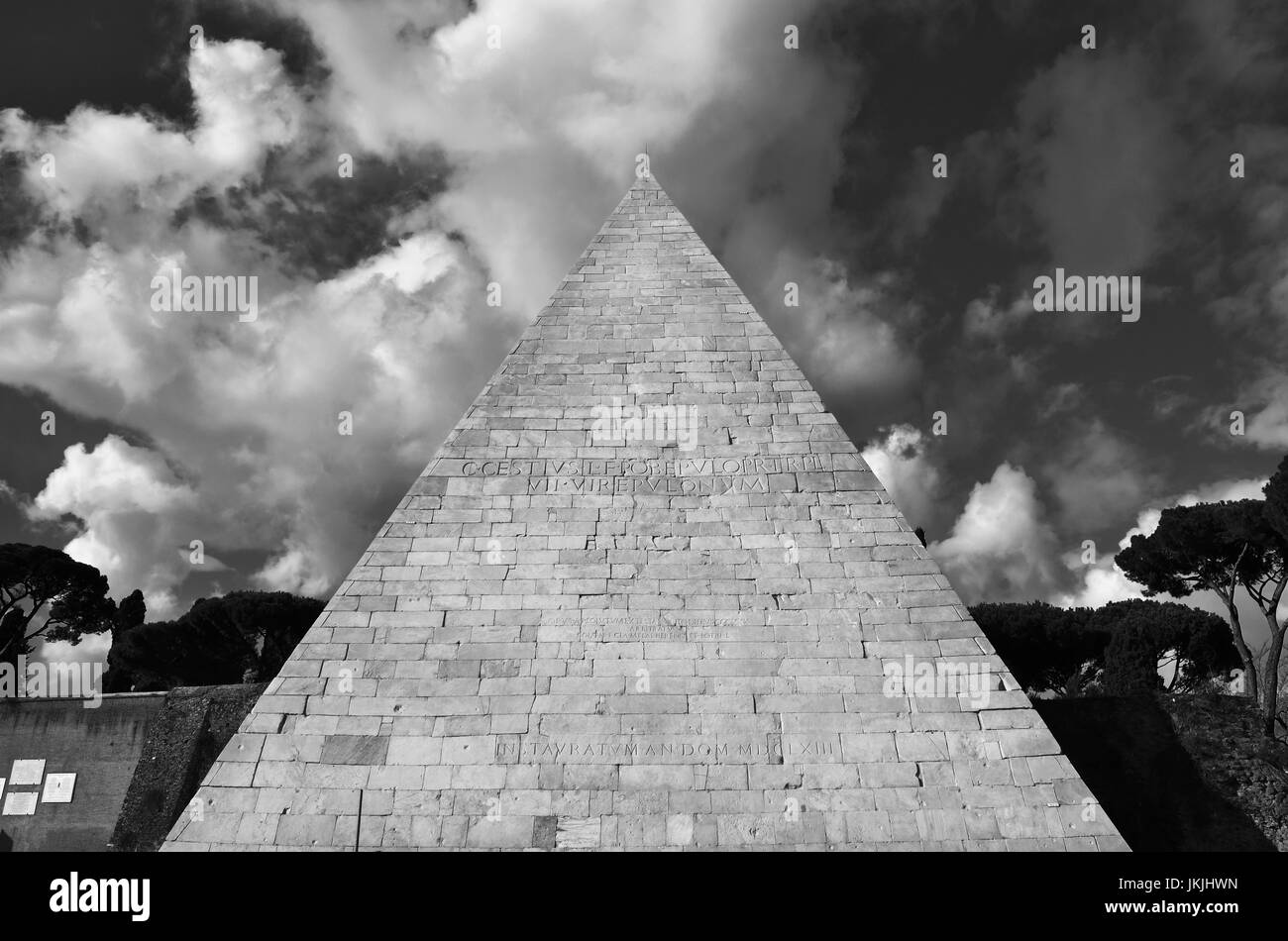 La antigua pirámide de Cestius con bellas nubes, en el centro de Roma (Blanco y negro) Foto de stock