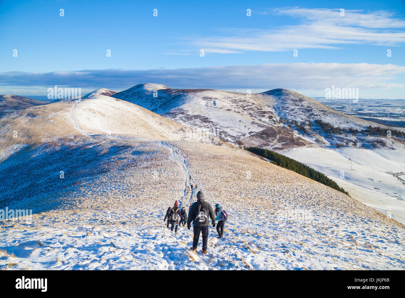 Personas que abandonan la cumbre de West Kip Hill en el Pentland Hills, cerca de Edimburgo Foto de stock