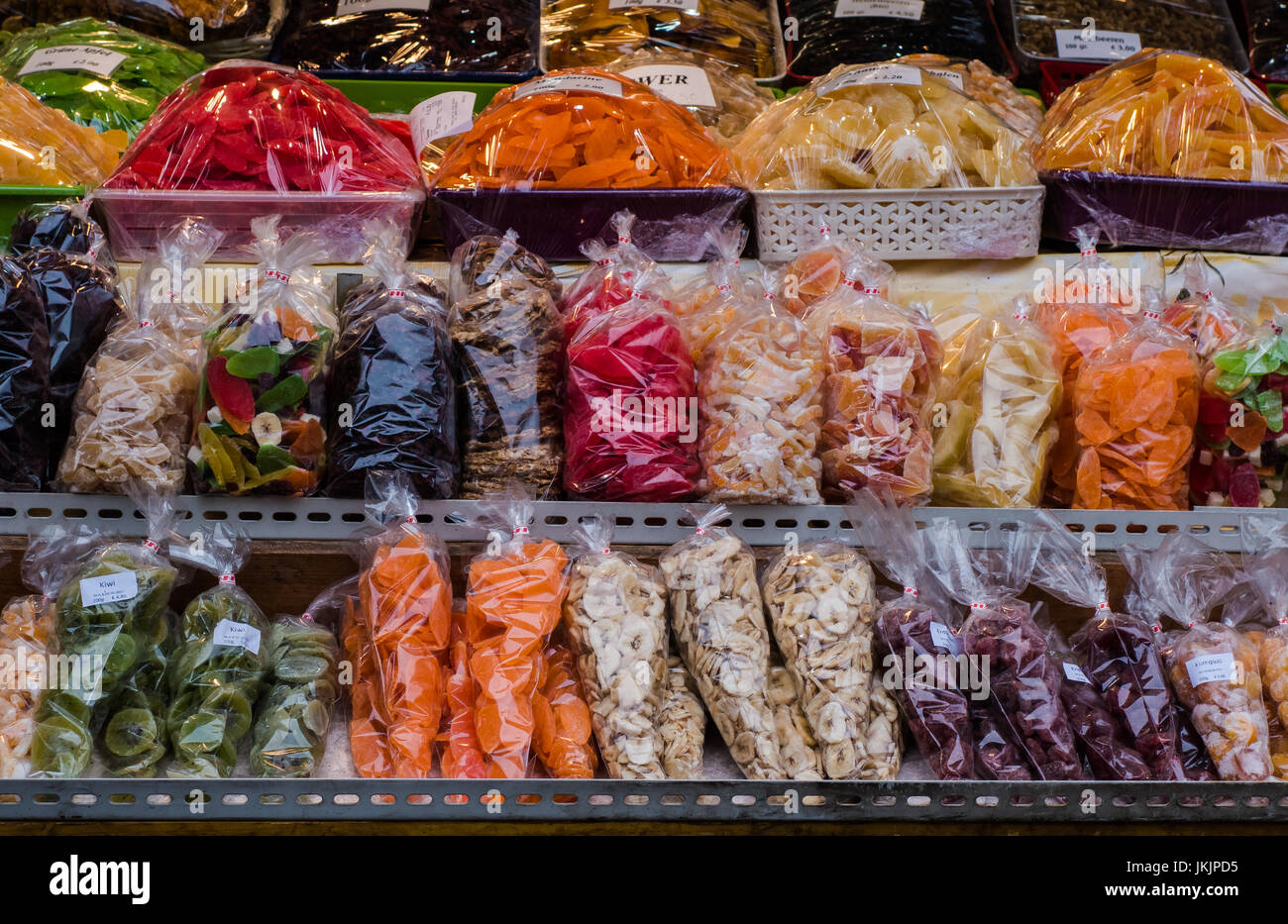 Inmunidad enaguas malta Coloridos dulces y golosinas empaquetados en bolsas individuales en la  pantalla para la venta en el mercado de la calle cale Fotografía de stock -  Alamy
