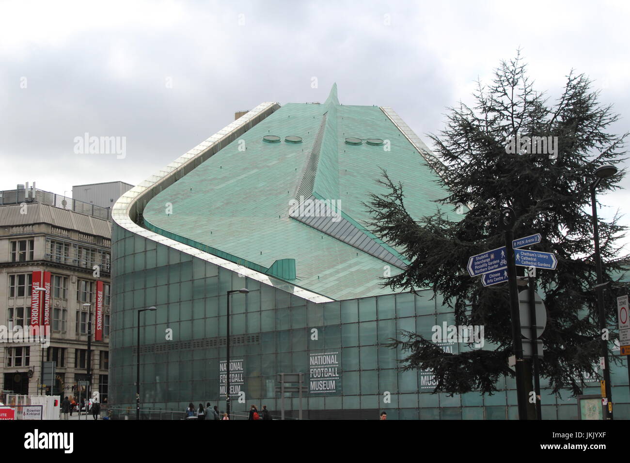 El techo de cristal inclinado de la Urbis edificio que alberga el Museo Nacional del fútbol en Manchester, Inglaterra Foto de stock