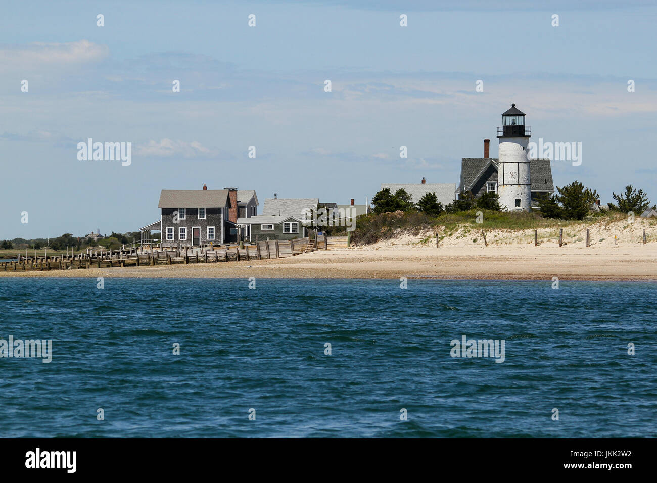 Sandy Neck Colonia casitas y Sandy Neck Lighthouse, en Cape Cod, Massachusetts, Estados Unidos, América del Norte. Foto de stock