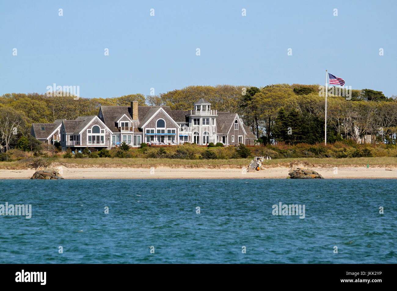 Una gran casa con vistas al puerto de Hyannis, puerto de Hyannis, en Cape Cod, Massachusetts, Estados Unidos, América del Norte. Sólo para uso editorial. Foto de stock