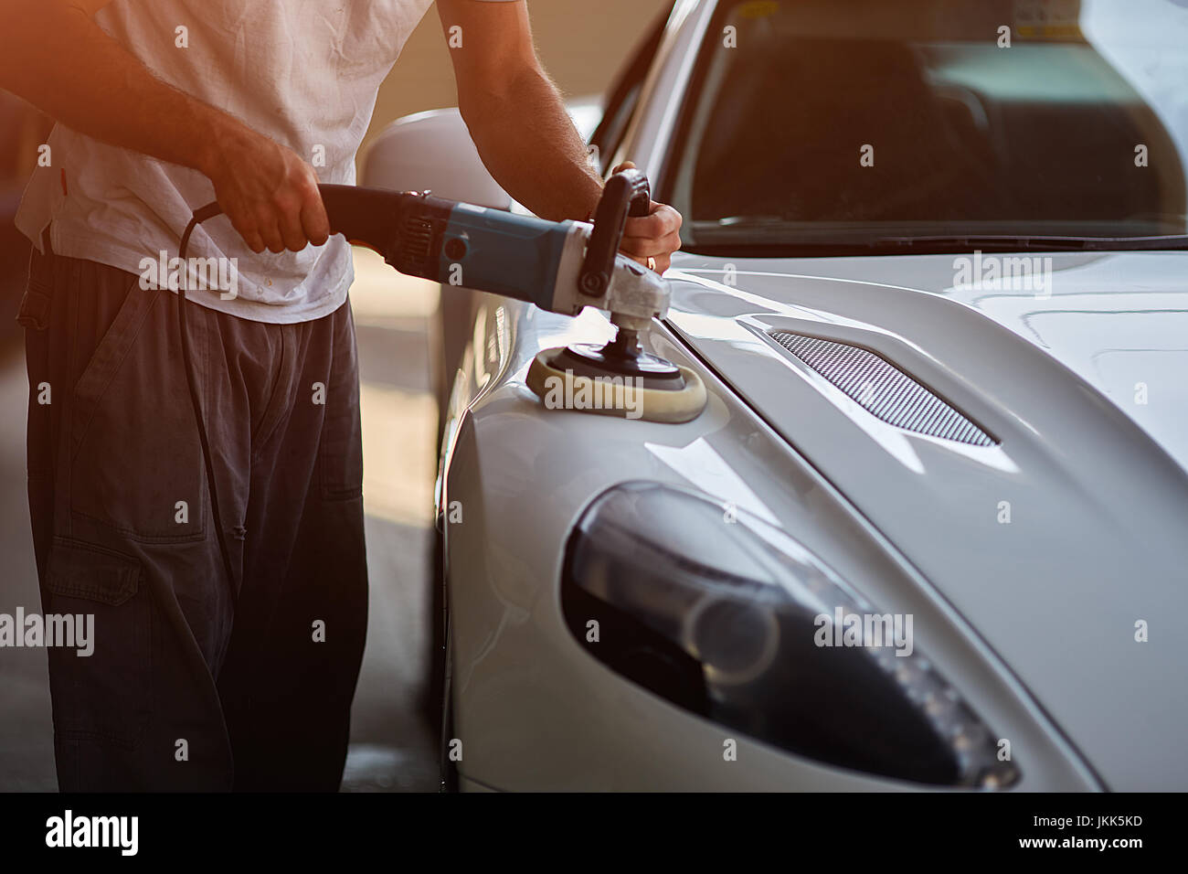 Coche detallando series : trabajador encerar el coche blanco Fotografía de  stock - Alamy