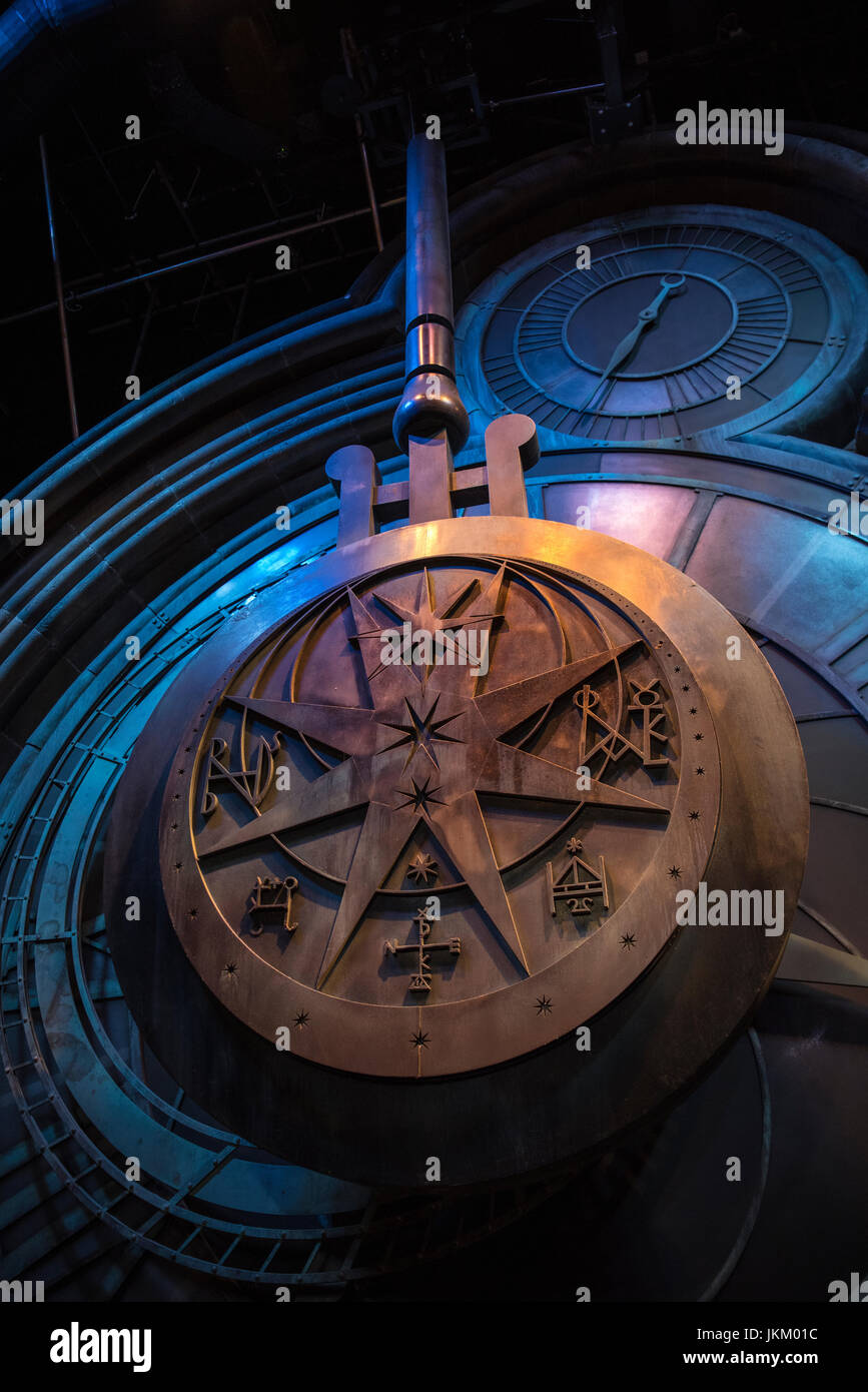 LEAVESDEN, Reino Unido - 19 DE JUNIO 2017: la torre del reloj de péndulo oscilante prop, en exhibición en el Making of Harry Potter Studio Tour en el Studi de Warner Bros. Foto de stock