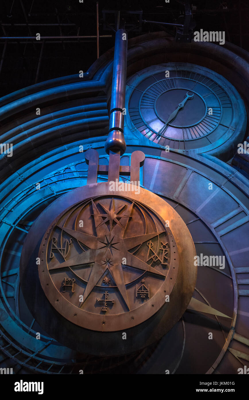 LEAVESDEN, Reino Unido - 19 DE JUNIO 2017: la torre del reloj de péndulo oscilante prop, en exhibición en el Making of Harry Potter Studio Tour en el Studi de Warner Bros. Foto de stock