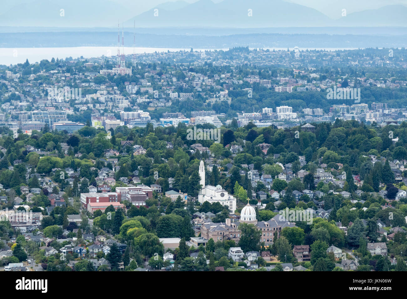 Vista aérea de San José la Iglesia Católica y de la Academia de los Santos Nombres, Capitol Hill, en Seattle, Estado de Washington, EE.UU. Foto de stock