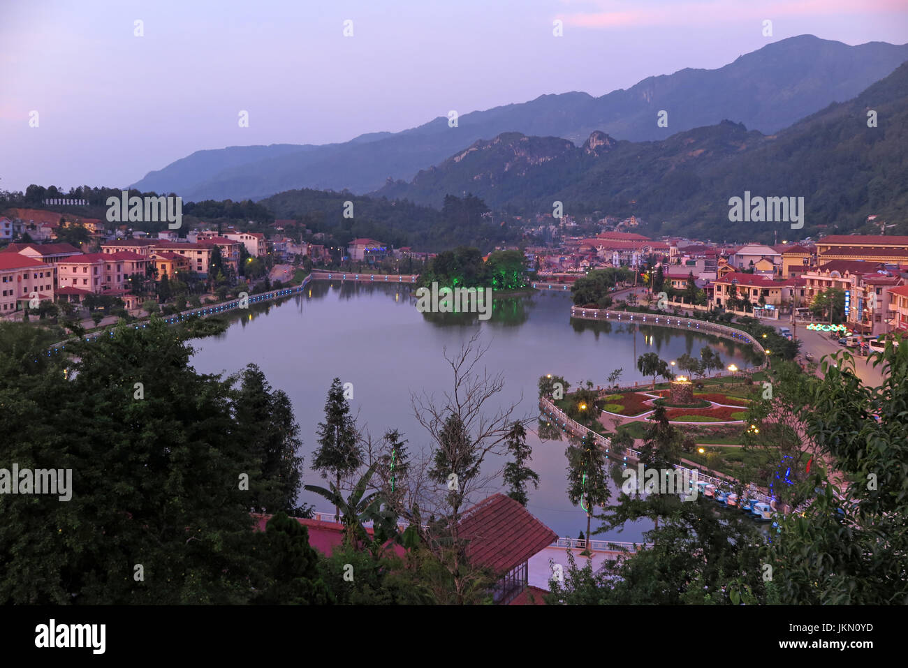 Anochecer escena de Sapa ciudad Lago Vietnam Foto de stock