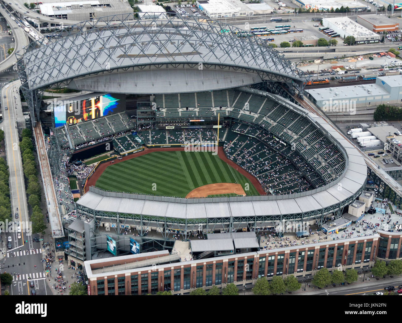 Vista aérea del techo escamoteable Safeco Field, el estadio de béisbol de Seattle, Washington, EE.UU. Foto de stock
