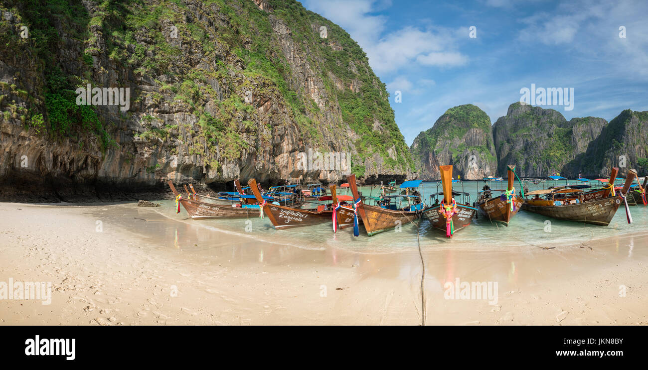 En Krabi, Tailandia - Diciembre 4 : coloridos botes de cola larga en playa Hermosa sobre un fondo de cielo azul y mar azul y rocas calizas, isla de Phi Phi Foto de stock