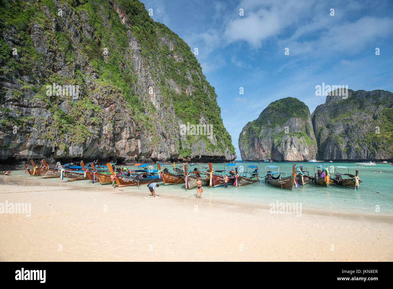 En Krabi, Tailandia - Diciembre 4 : coloridos botes de cola larga en playa Hermosa sobre un fondo de cielo azul y mar azul y rocas calizas, isla de Phi Phi Foto de stock