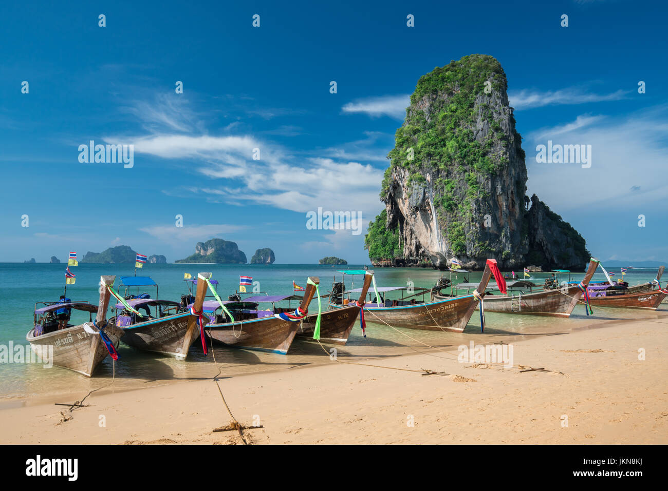 En Krabi, Tailandia - Diciembre 5 : coloridos botes de cola larga en la hermosa playa de Ao Nang sobre un fondo de cielo azul y mar azul y rocas calizas, Phi Foto de stock