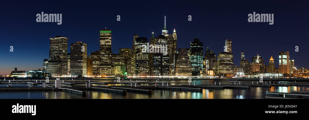 Panorama de Manhattan al atardecer desde Brooklyn Heights Promenade, Nueva York, EE.UU. Foto de stock