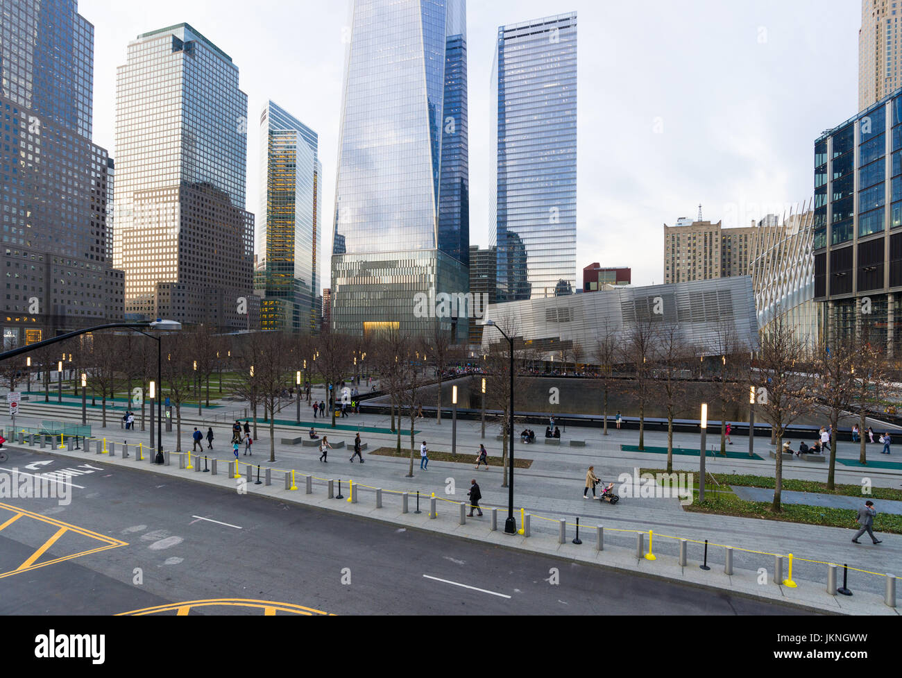 Liberty Park y del World Trade Centre, con gente caminando por el parque, Nueva York Foto de stock