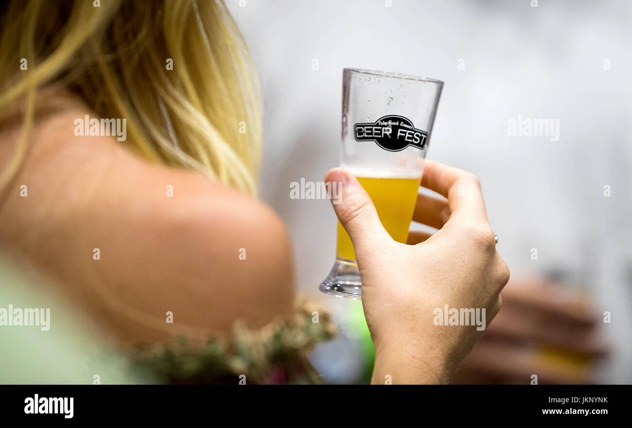 Cerveza acondicionada fotografías e imágenes de alta resolución Alamy