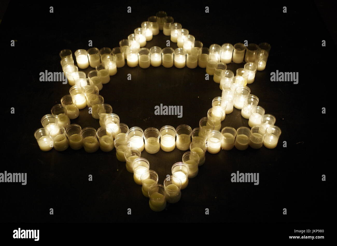 La estrella de David hecha con velas. Religión y espiritualidad Foto de stock
