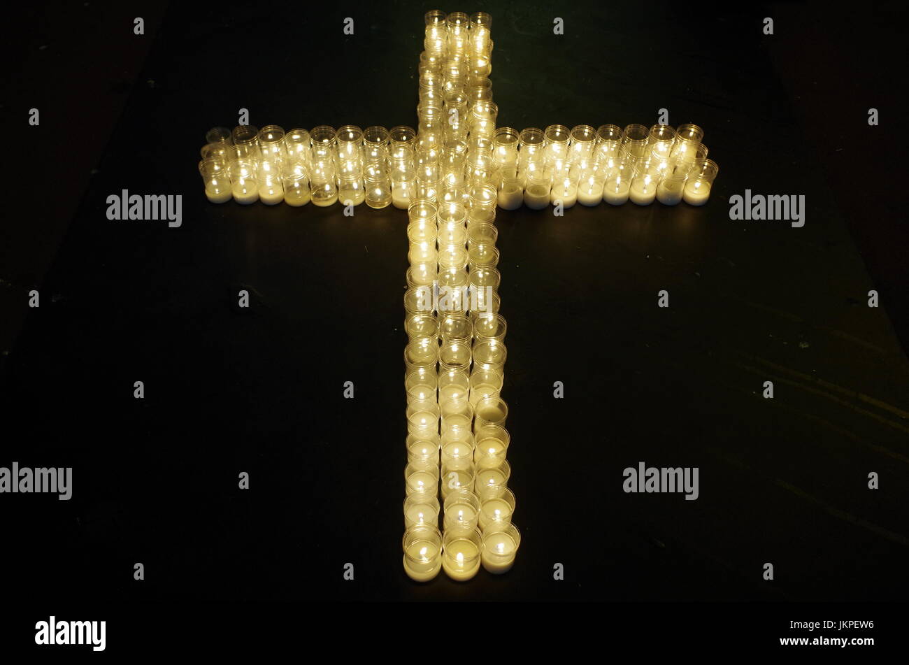 Cruz hecha con velas. Religión y espiritualidad Foto de stock