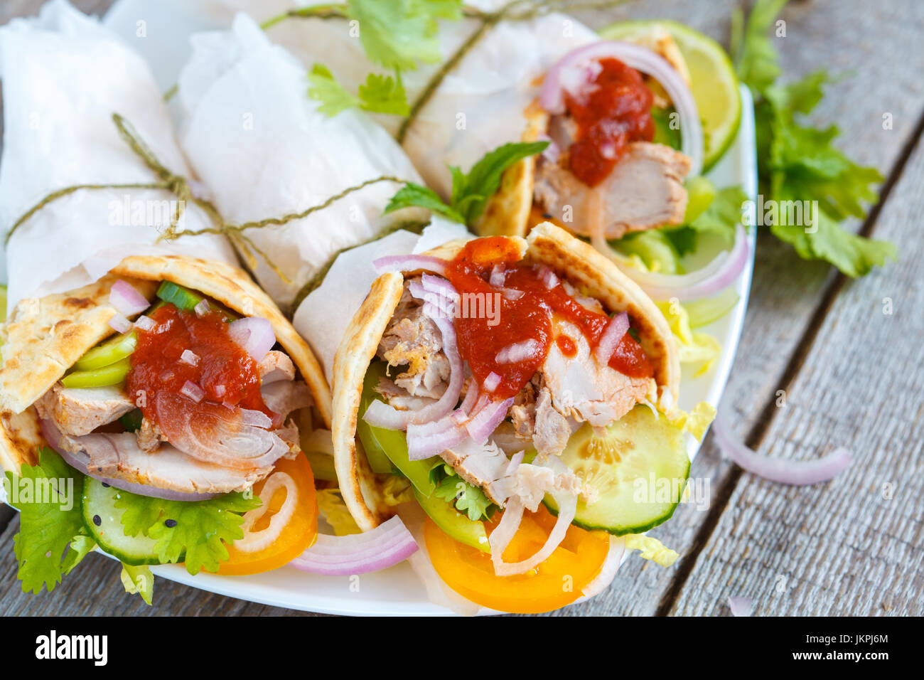 La carne se envuelve o fajitas con carne de cerdo y verduras Fotografía de stock Alamy