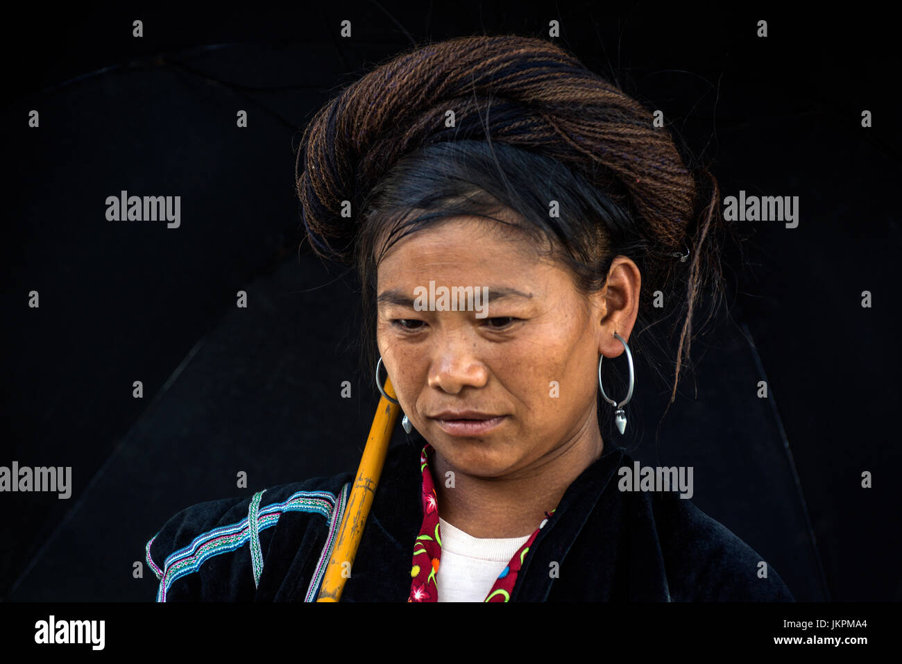 Retrato de una mujer de la tribu H'mong Valle de Sapa Vietnam Foto de stock