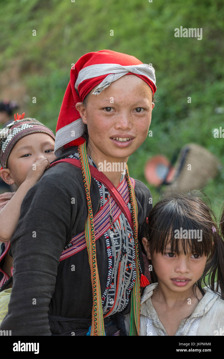 Rojo De la tribu H'mong chica de Sapa, Vietnam del norte Foto de stock