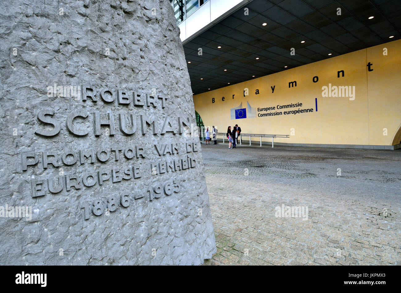 Bruselas, Bélgica. Edificio Berlaymont de la Comisión Europea. Monumento a Robert Schuman "Robert Schuman" Promotor de la Europa unificada 1886-1963' ... Foto de stock