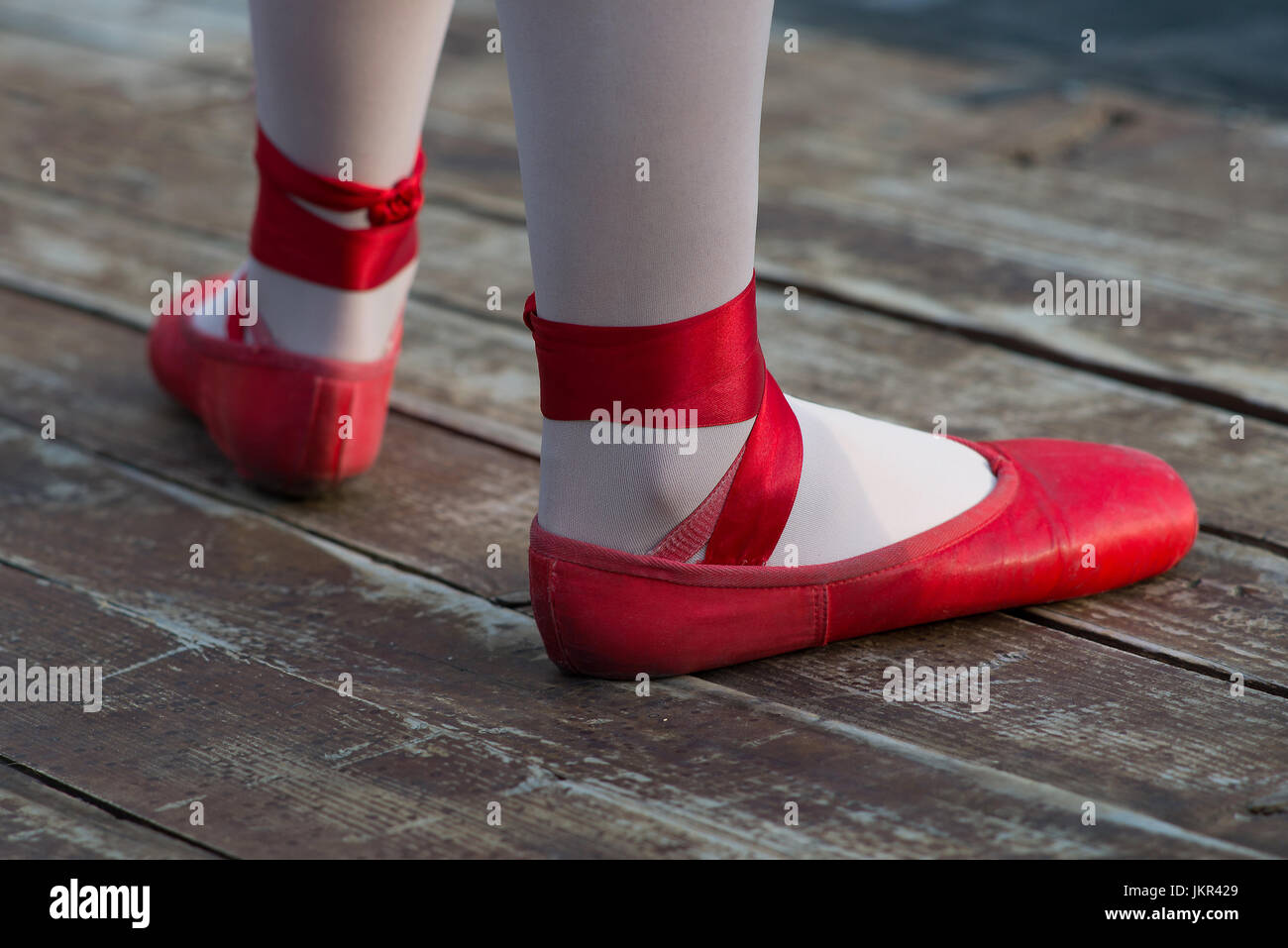 Zapatillas de ballet rojas fotografías e imágenes de alta resolución - Alamy