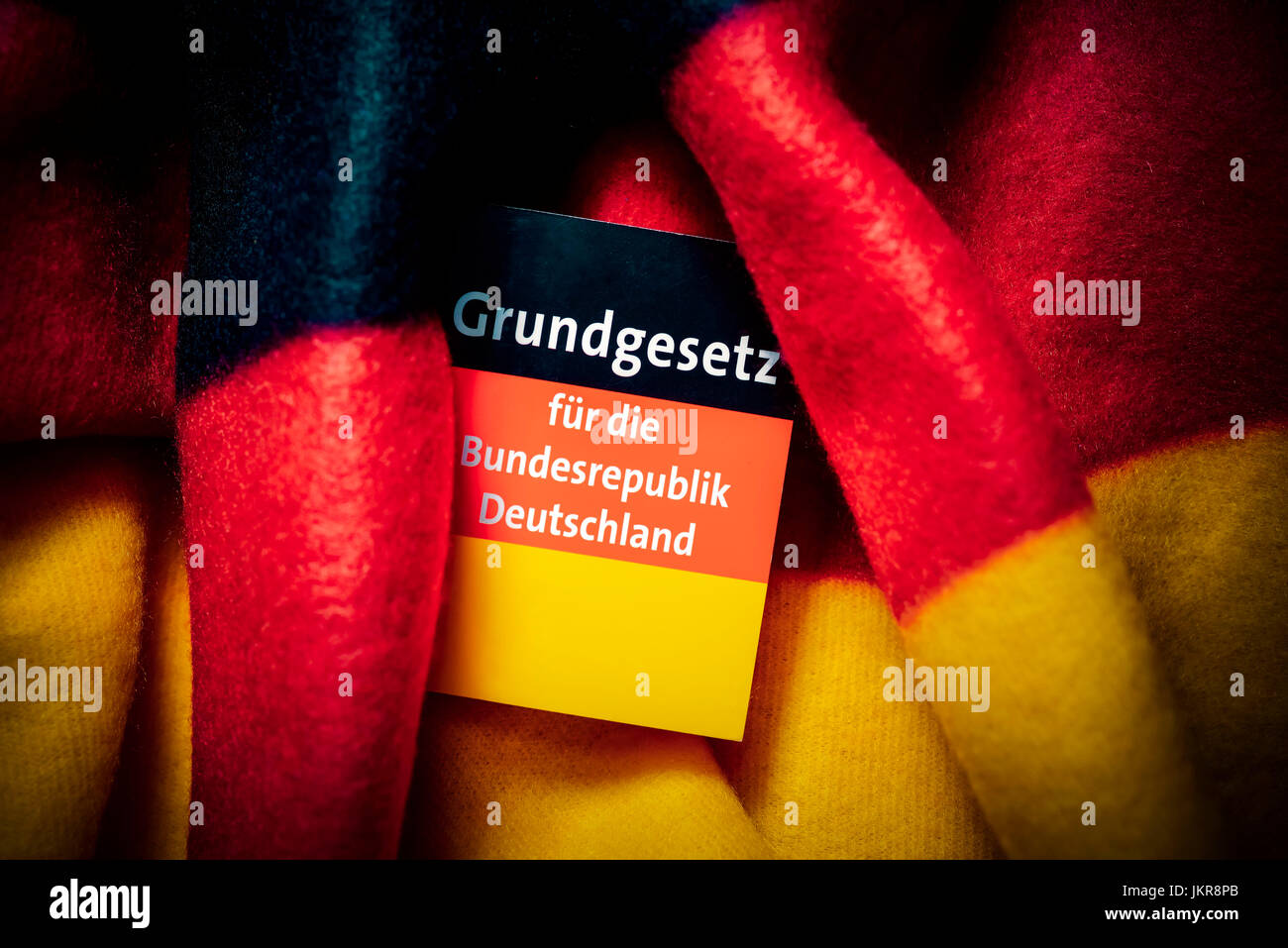 La ley básica en Alemania bandera herida, Grundgesetz en Deutschlandfahne gewickelt Foto de stock