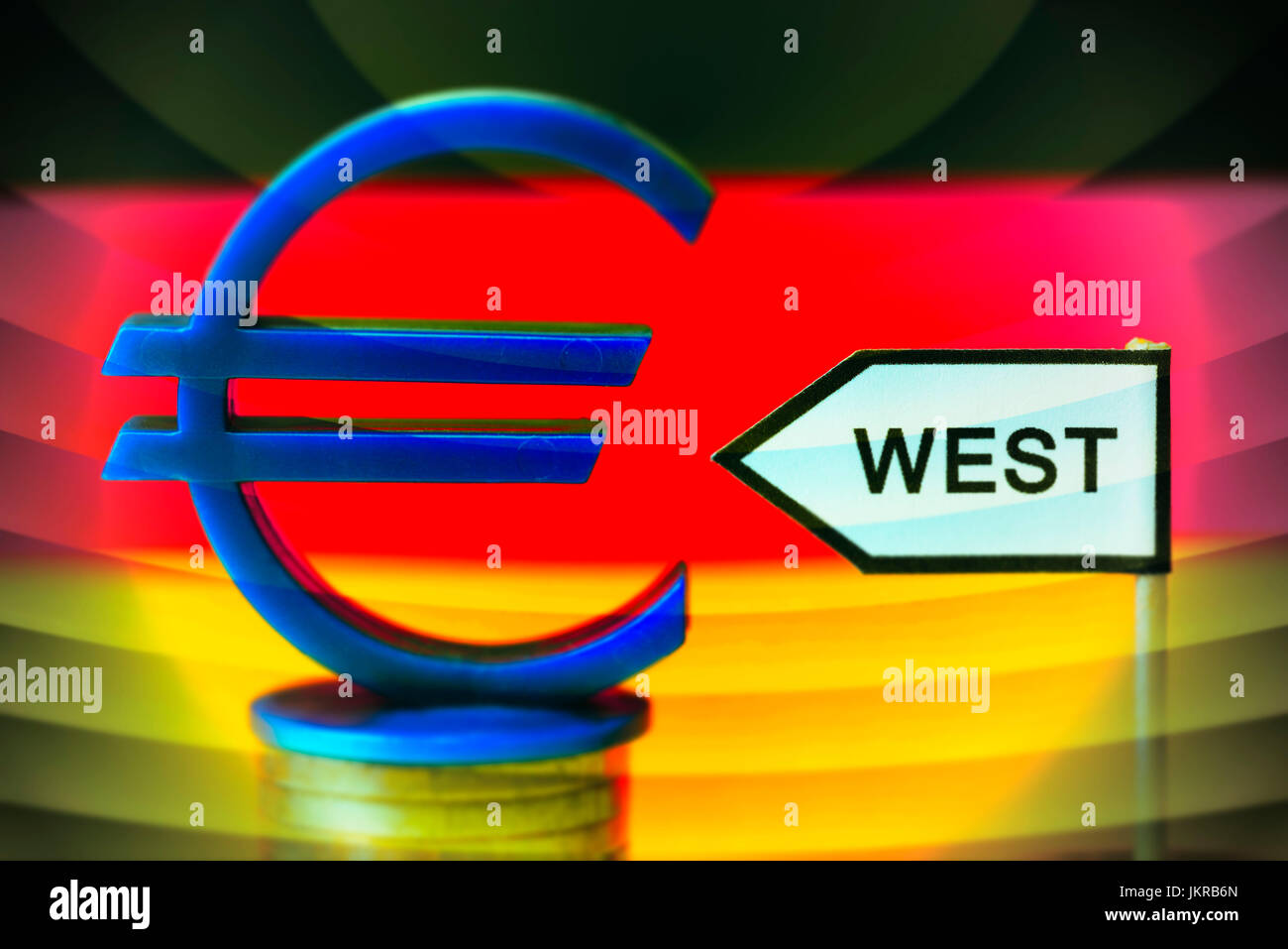 Signpost oeste y eurosign, la desigualdad de los salarios en la región occidental del país y Alemania oriental, occidental, Eurozeichen Wegweiser und ungleiche Gehälter en Occidente- und Ostd Foto de stock