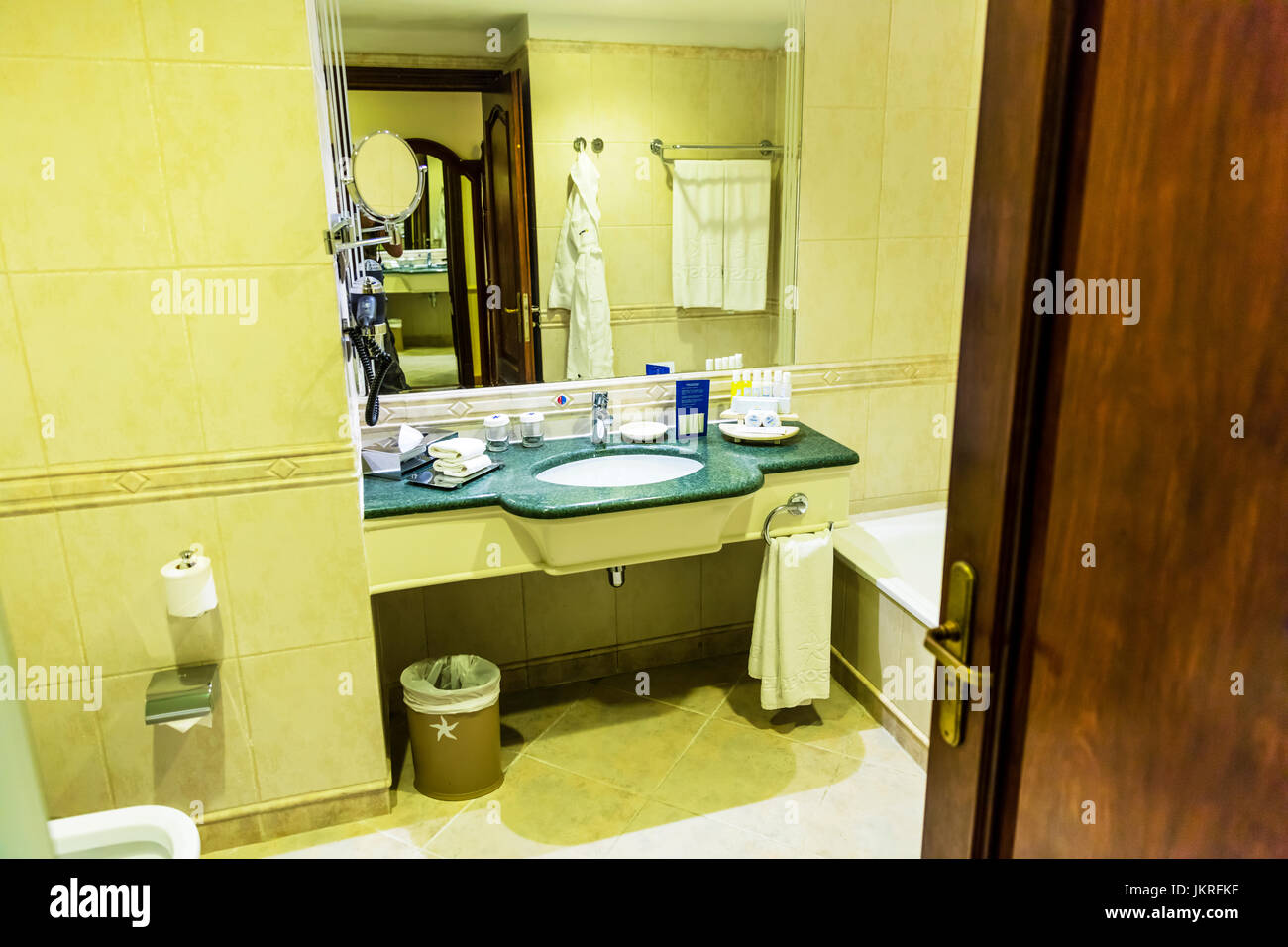 Baños del hotel fotografías e imágenes de alta resolución - Alamy