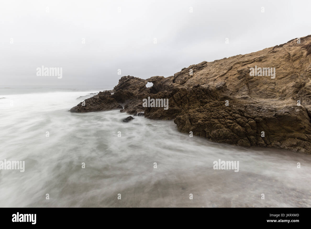 Leo Carrillo State Beach con desenfoque de movimiento de agua en Malibu, California. Foto de stock