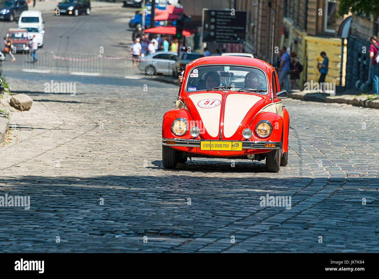 Lviv, Ucrania - Junio 4, 2017: Viejo retro coche KAFER Volkswagen con su propietario y au pasajero desconocido teniendo participación en la carrera grand prix Leopolis Foto de stock