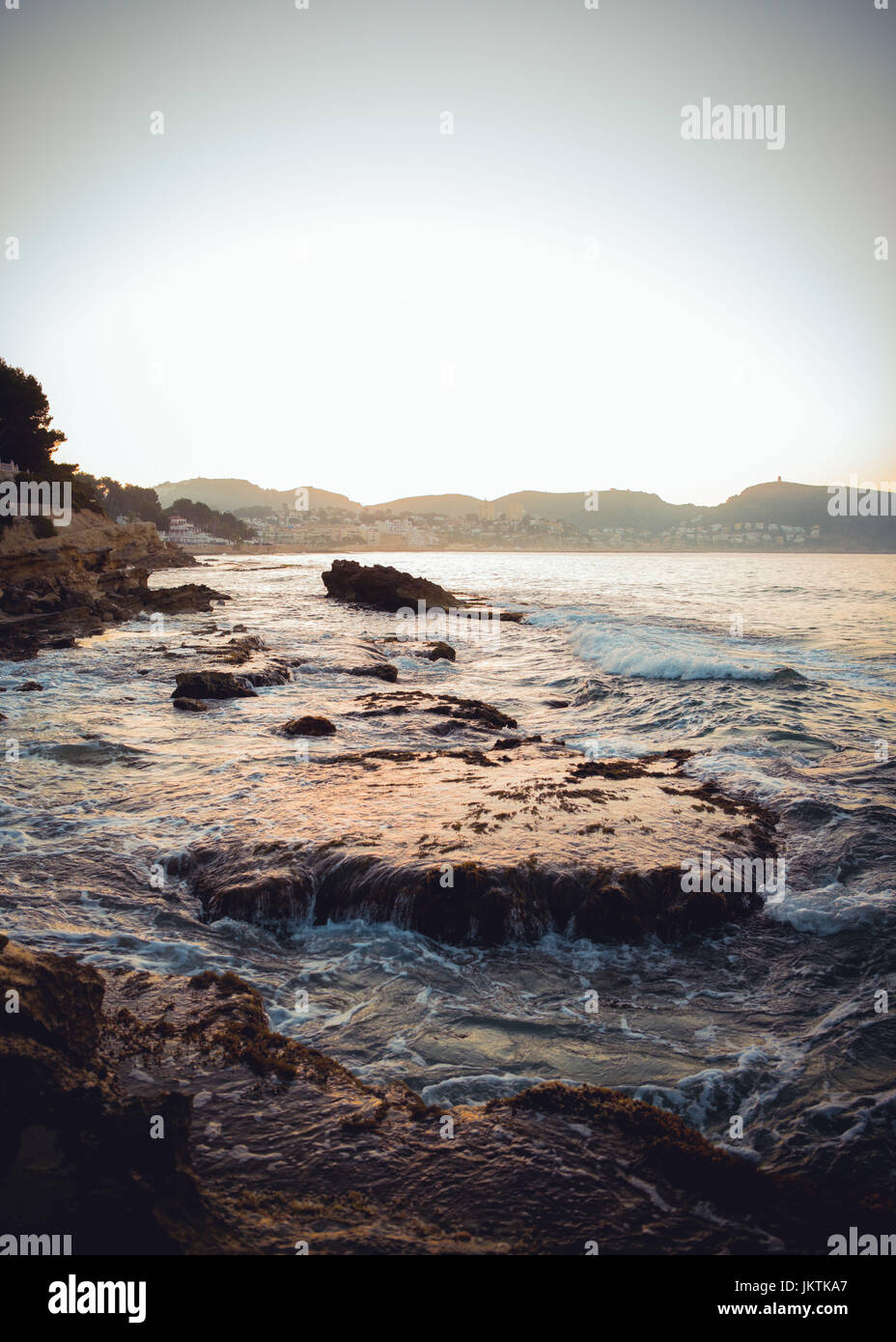 La costa española rodada en el amanecer temprano. Alicante, España. Foto de stock