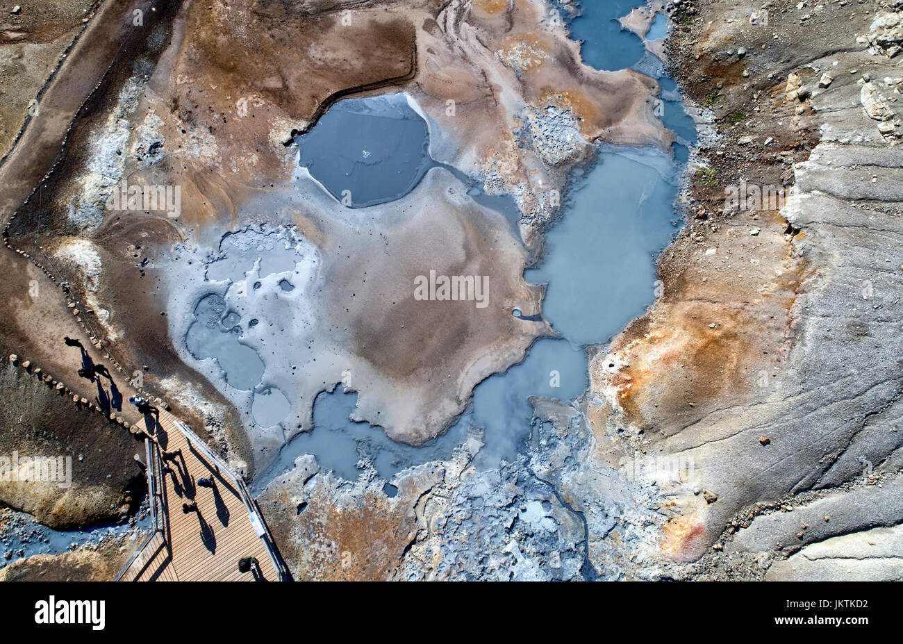 Imagen aérea de una zona geotérmica en Islandia con increíbles colores Foto de stock