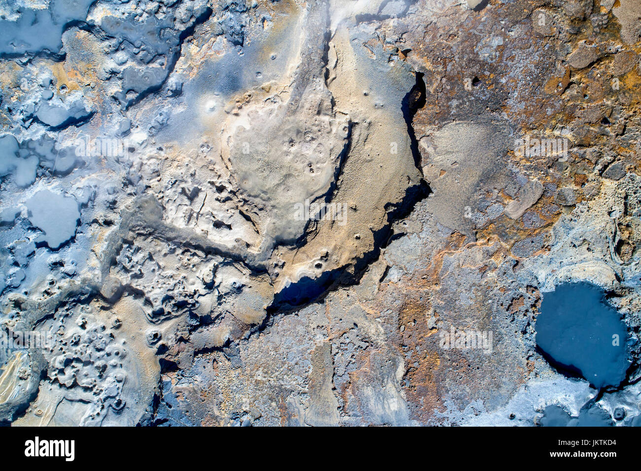 Imagen aérea de una zona geotérmica en Islandia con increíbles colores Foto de stock