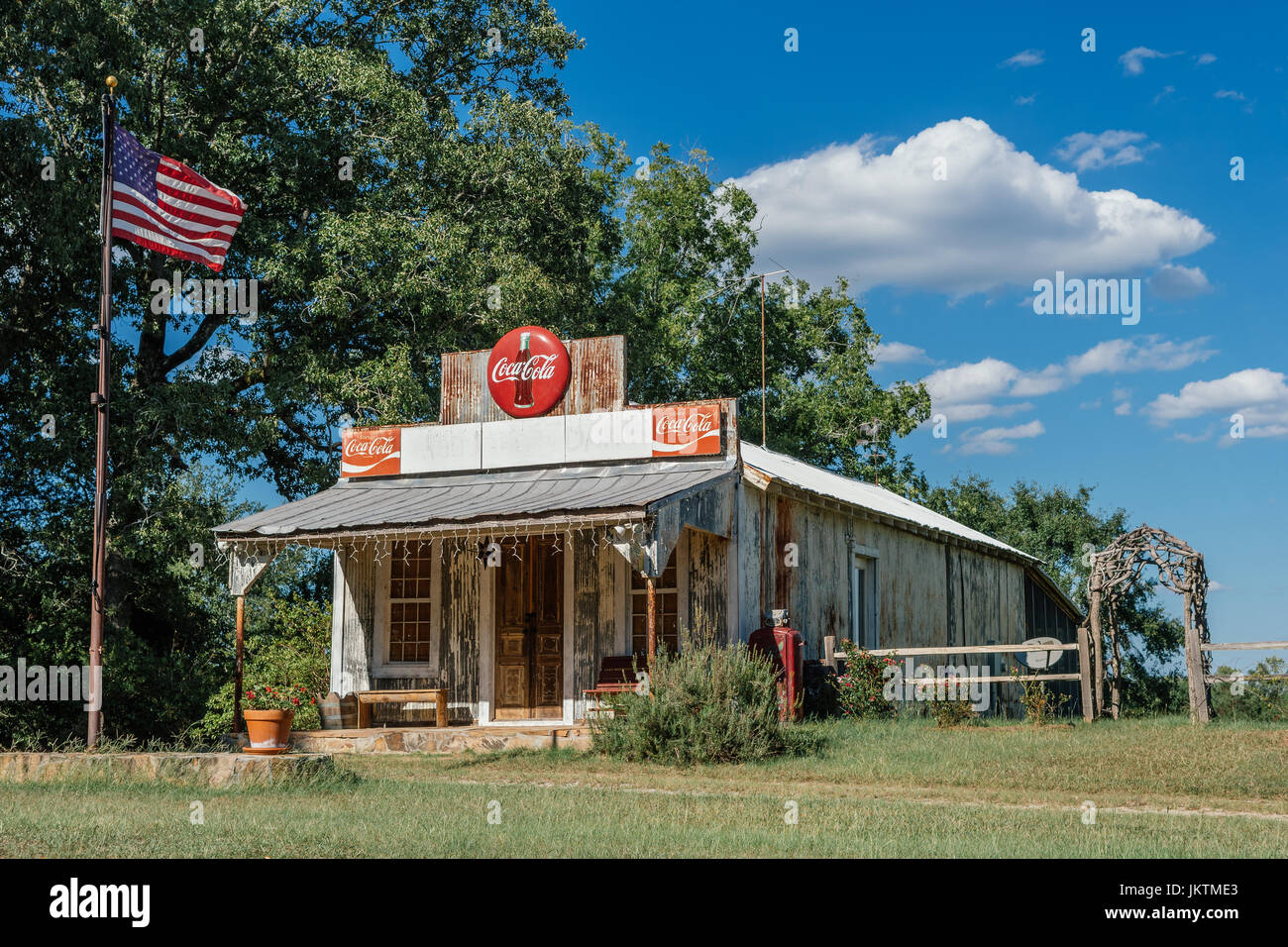 Pequeña tienda rural desde 1900 muestra todavía el viejo estilo de coca-cola signos y enarbolan la bandera americana en la zona rural de Georgia, EE.UU. Foto de stock