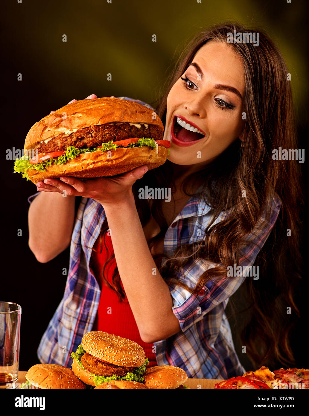 Mujer De Comer Una Hamburguesa Chica Picadura De Gran Burger