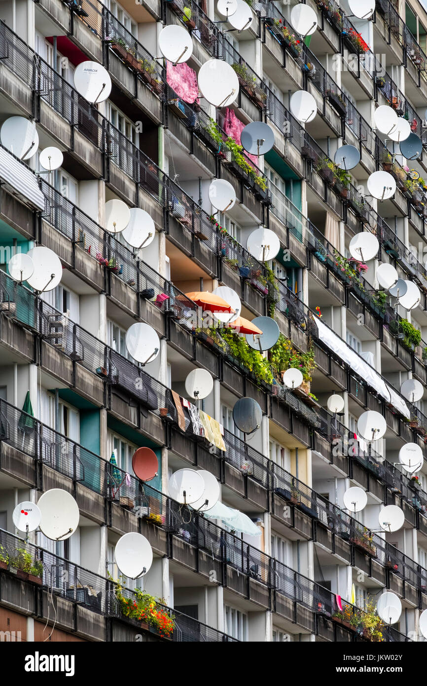 Muchas antenas parabólicas en los balcones en bloques de apartamentos de vivienda social en Pallasseum sobre Pallastrasse en Schoeneberg distrito de Berlín, Alemania. Foto de stock