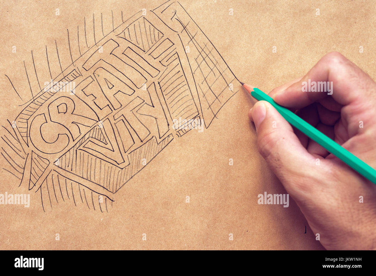 La creatividad en el diseño gráfico, la ilustración y la escritura con lápiz y mano macho Foto de stock