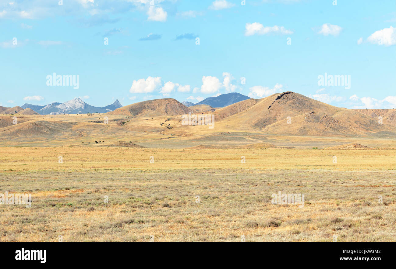 Panorama del semi-desierto con hierba seca, colinas y montañas en el fondo. Península de Crimea Foto de stock