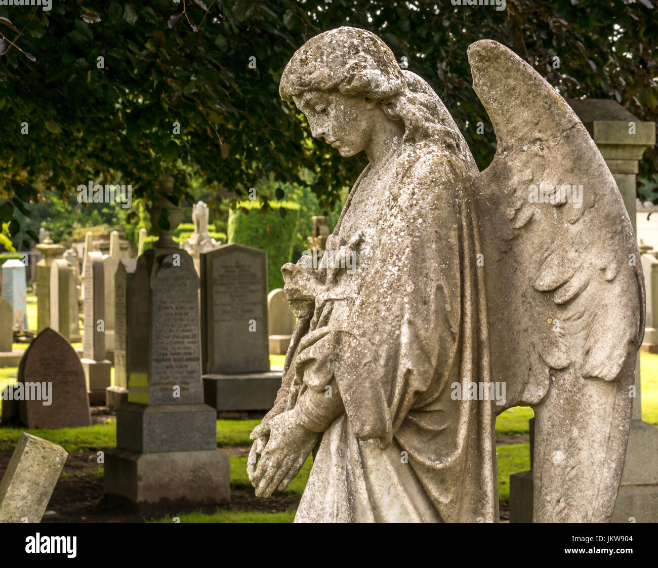 Las viejas piedras talladas con angel inclinó la cabeza y triste triste expresión, St Mary's Colegiata cementerio, Haddington, East Lothian, Escocia, Reino Unido Foto de stock