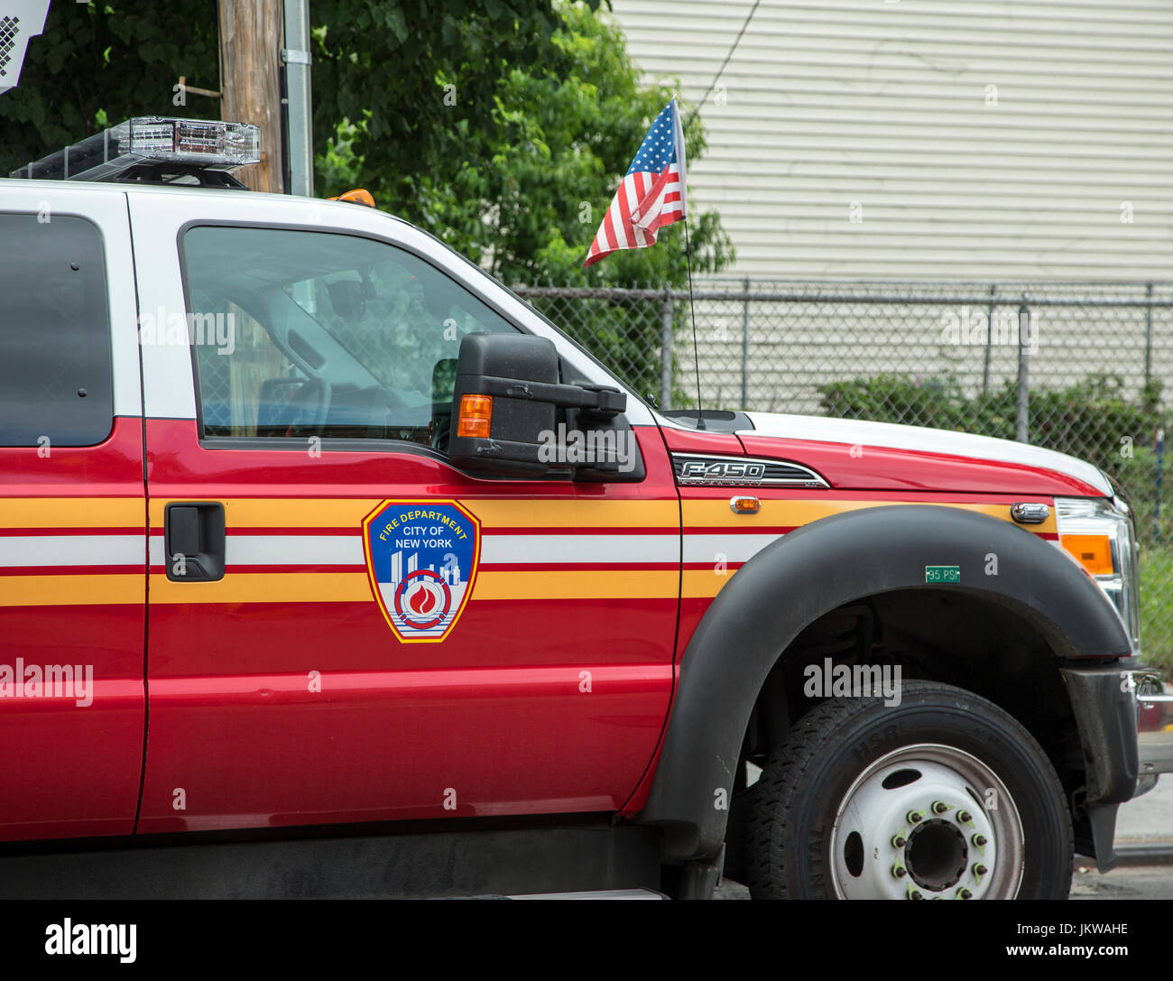 El Departamento de Bomberos de la ciudad de Nueva York la ambulancia estacionada en una calle de Brooklyn Foto de stock