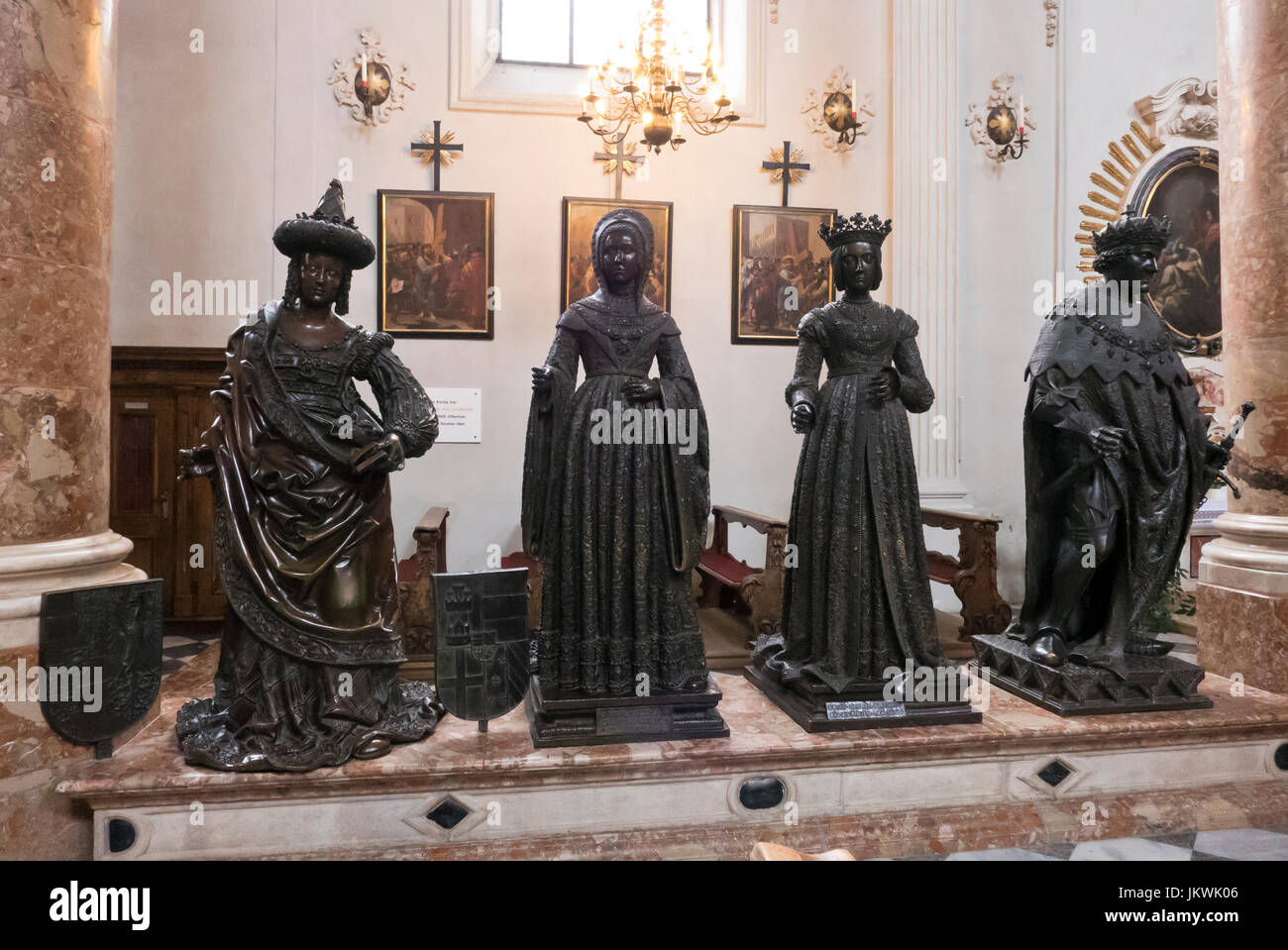 Estatuas de bronce de la iglesia de la Corte (Hofkirche), Innsbruck, Tirol, Austria Foto de stock
