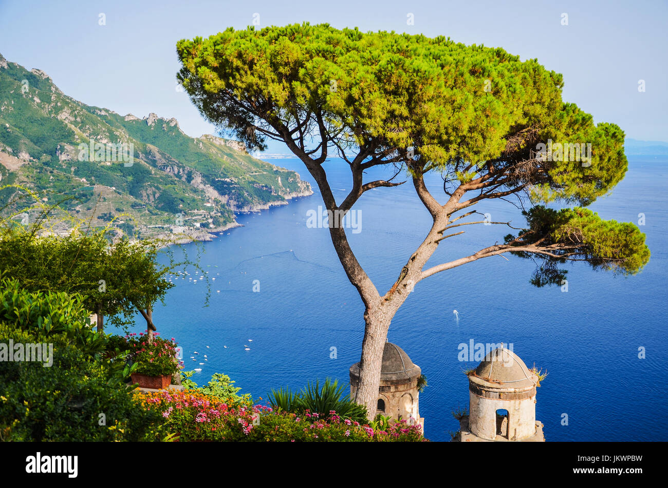 El pintoresco paisaje de Villa Rufolo de Ravello en la costa Amalfitana, Italia Foto de stock