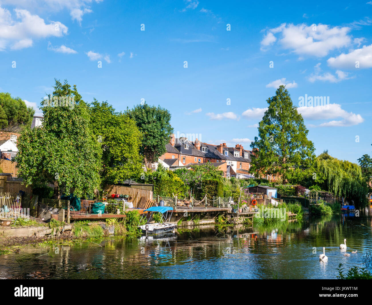 Vivienda terraza y jardines, el Río Kennett, Reading, Berkshire, Inglaterra Foto de stock