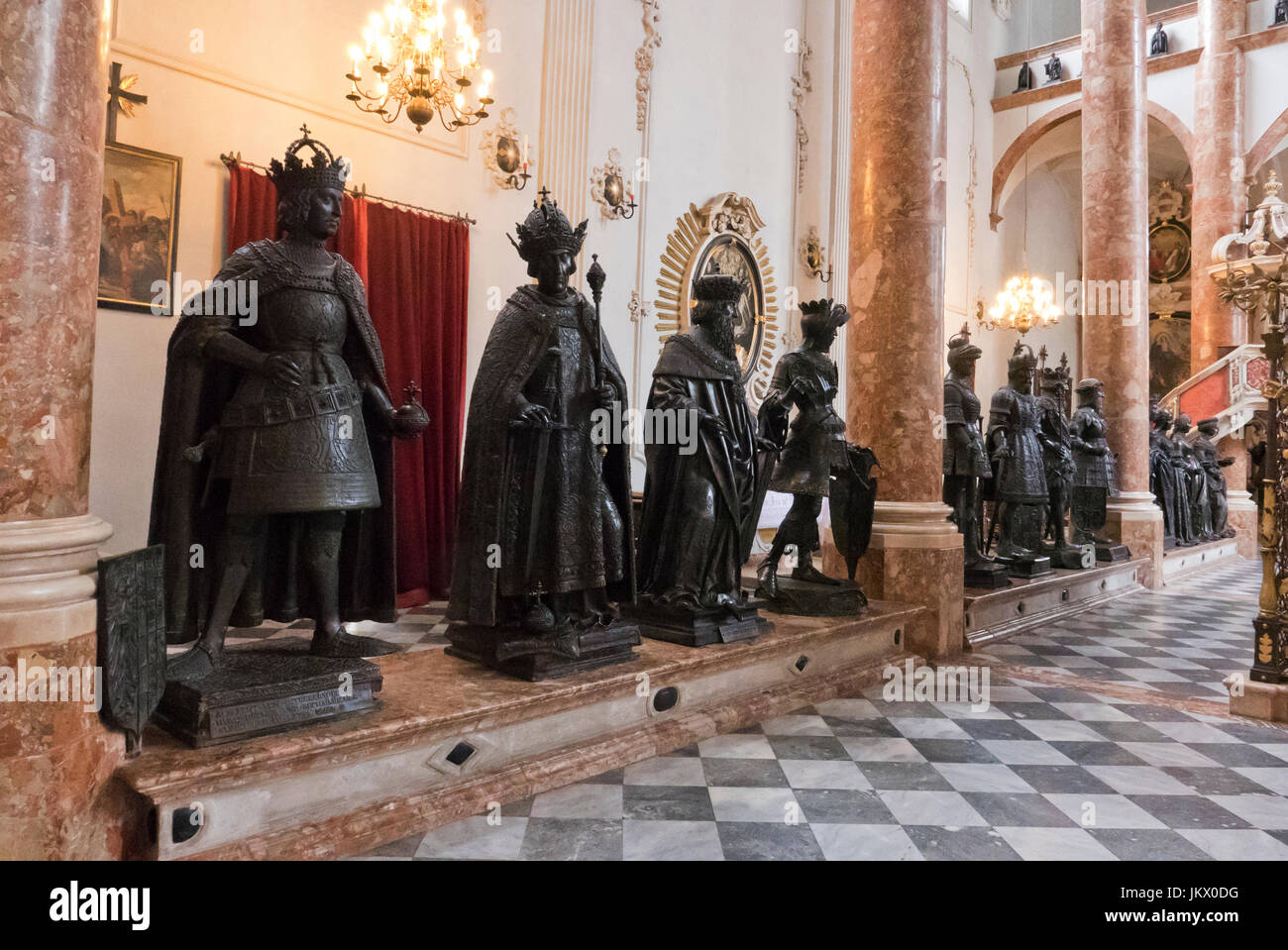 Una fila de estatuas de bronce de la iglesia de la Corte (Hofkirche), Innsbruck, Tirol, Austria Foto de stock