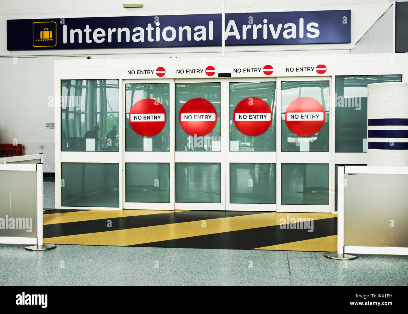 Puerta de llegadas internacionales en el aeropuerto internacional de Newcastle sin señales de entrada. Foto de stock