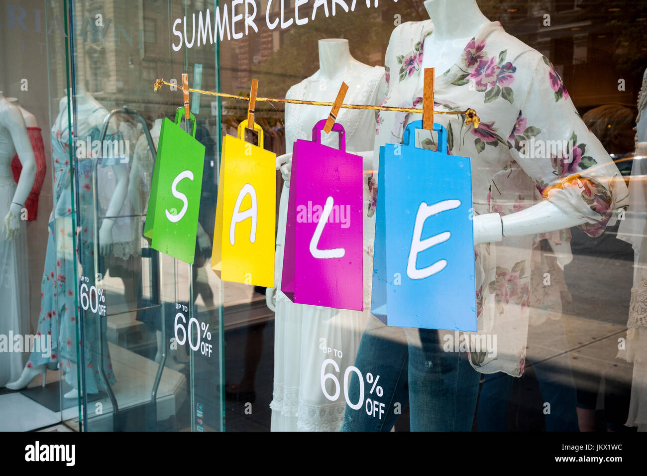 Un escaparate en una tienda de ropa de mujer en Nueva York promueve su  liquidación de verano el domingo, 16 de julio de 2017. (© Richard B. Levine  Fotografía de stock - Alamy