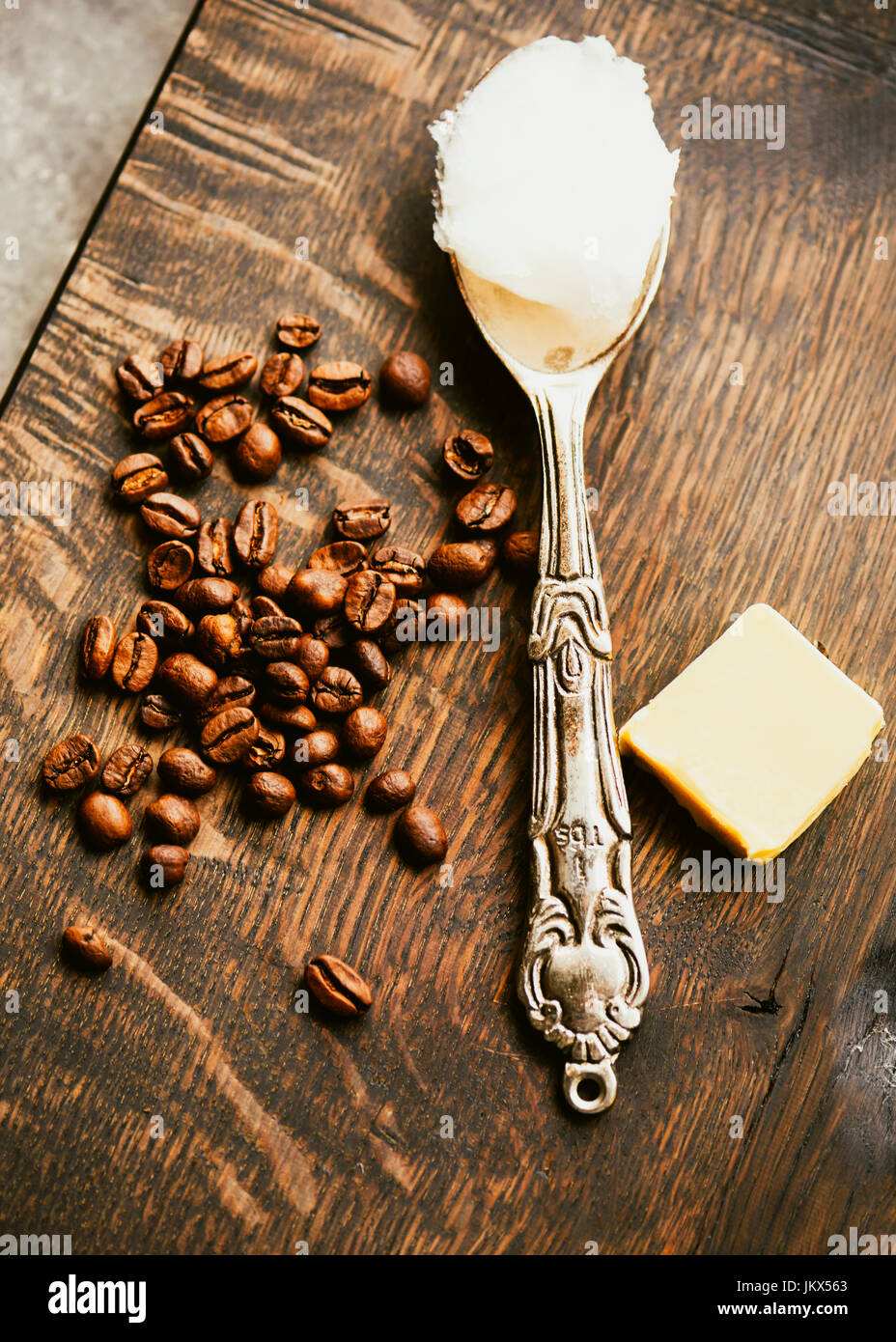 Los granos de café, mantequilla, aceite de coco Fotografía de stock - Alamy